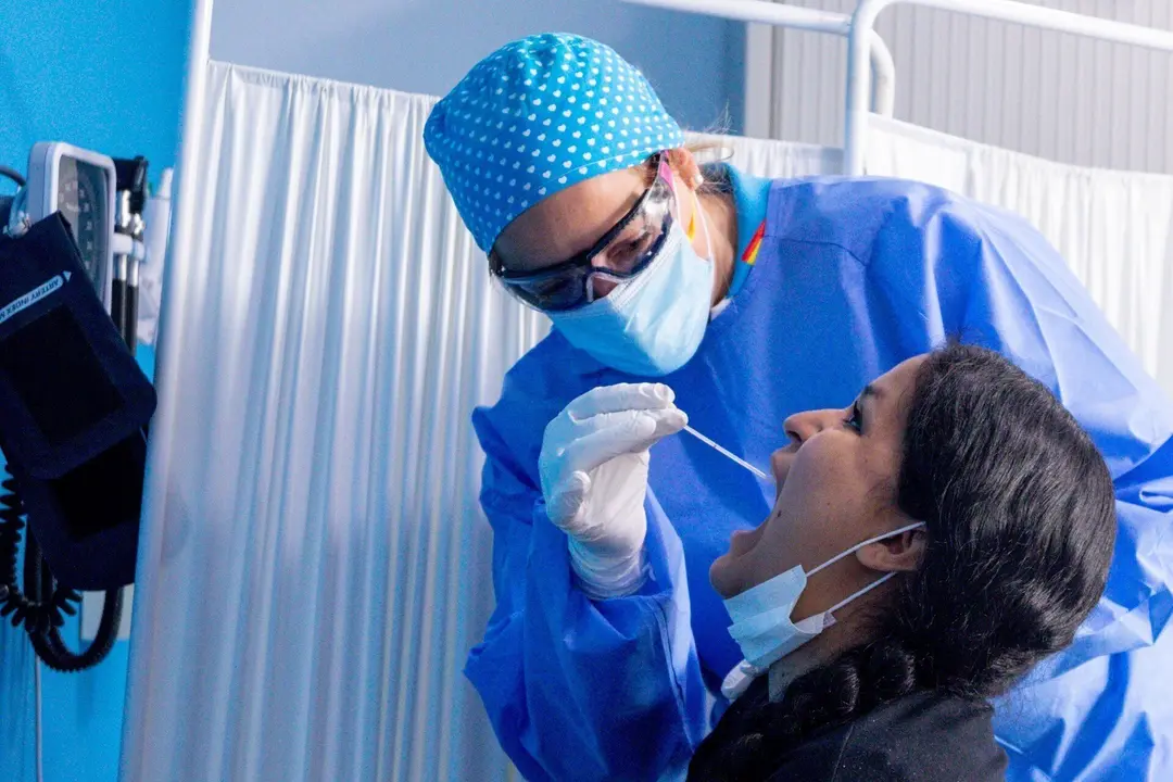 Un trabajador sanitario protegido le realiza a una mujer un test PCR en el Centro de Especialidades Carabanchel Alto. En Carabanchel, Madrid, (Espa&ntilde;a), a 17 de agosto de 2020.