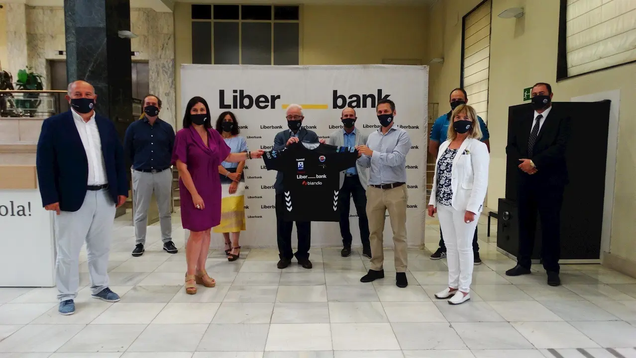 Acto de firma del convenio entre Liberbank y el Balonmano Sinf&iacute;n