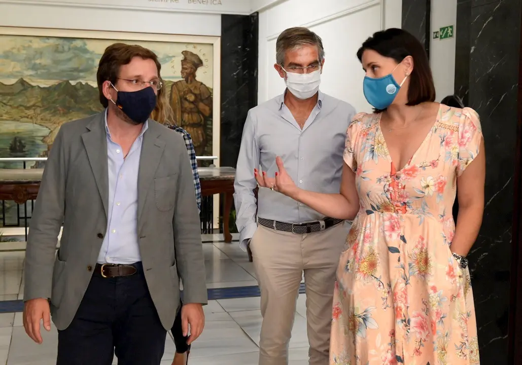 El alcalde de Madrid, Jos&eacute; Luis Mart&iacute;nez Almeida (izda); la alcaldesa de Santander, Gema Igual, y el primer teniente de alcalde, C&eacute;sar D&iacute;az