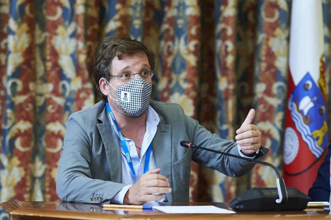 El alcalde de Madrid, Jos&eacute; Luis Mart&iacute;nez-Almeida, durante su intervenci&oacute;n  en la mesa redonda 'El papel de las entidades locales durante la crisis'  de la Universidad Internacional Men&eacute;ndez Pelayo.