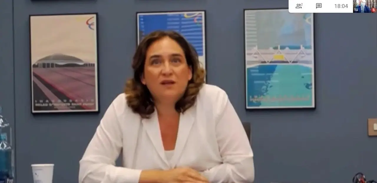 La alcaldesa de Barcelona, Ada Colau, durante la mesa redonda 'El papel de las entidades locales durante la crisis', organizada por la Universidad Internacional Men&eacute;ndez Pelayo (UIMP), en la que ha participado telem&aacute;ticamente.