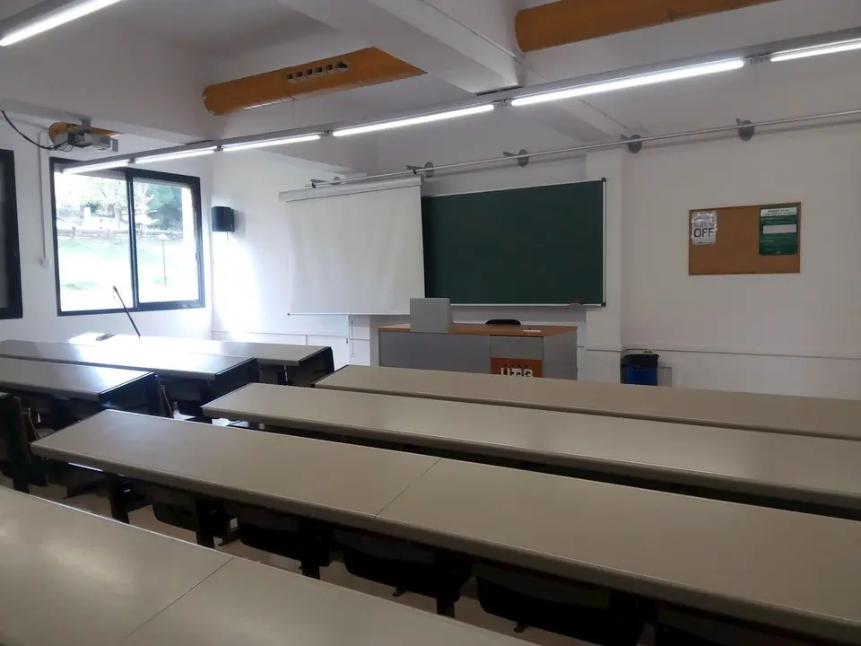 Una aula buida de la Facultat de Comunicaci&oacute; de la UAB