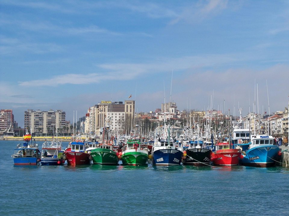 Barcos pesqueros cántabros  en la Bahía de Santander