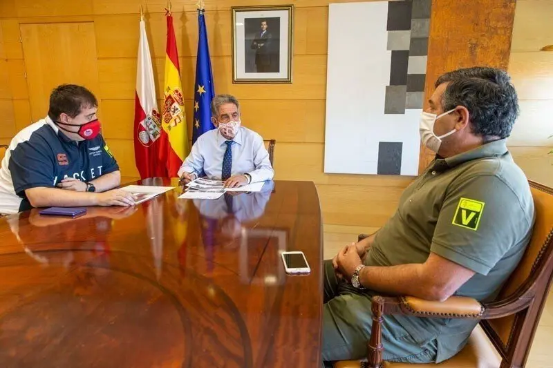 El presidente de Cantabria, Miguel &Aacute;ngel Revilla, con los responsables de la empresa Feten Domum