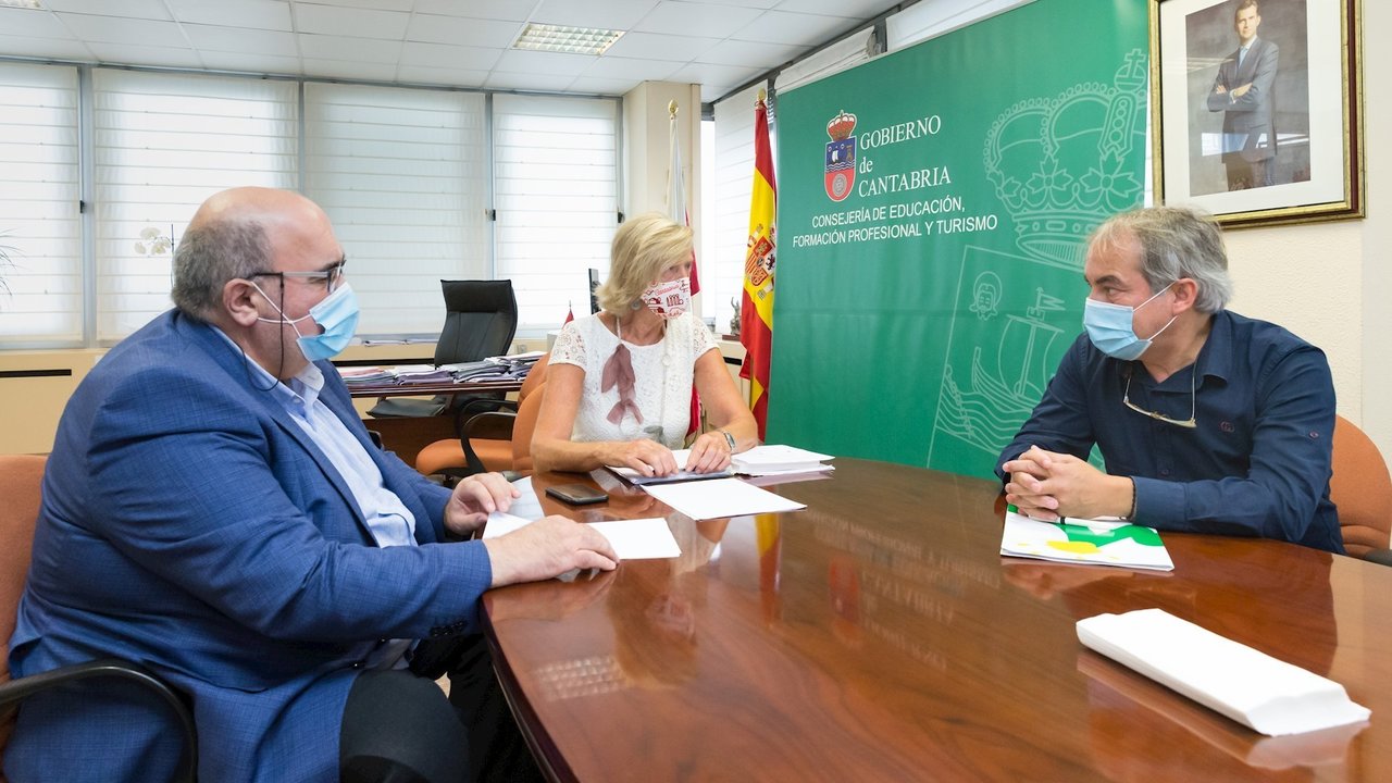 La consejera de Educación, Formación Profesional y Turismo, Marina Lombó, se reúne con el alcalde de Potes