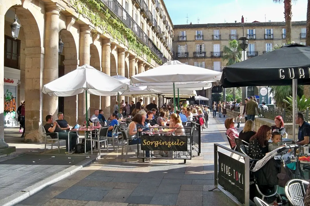 Terrazas de la Plaza Nueva, en Bilbao (archivo)