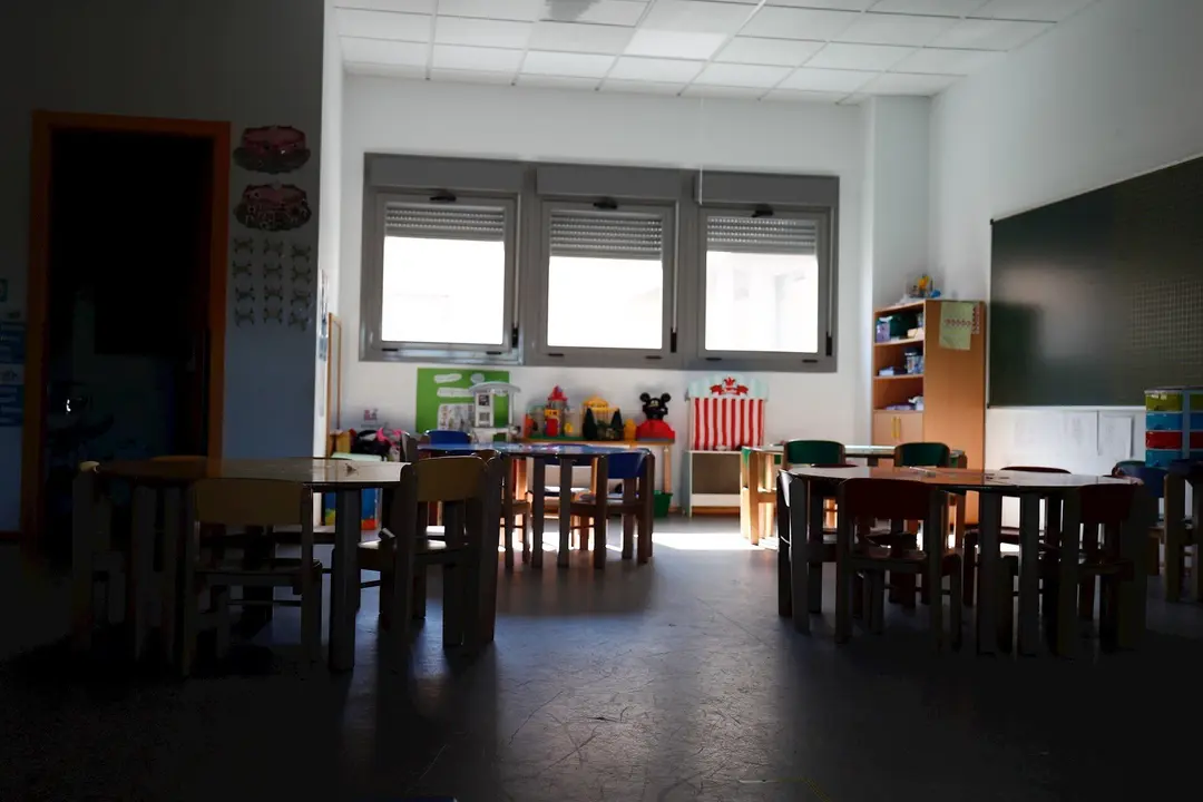 Sillas y mesas de un aula en el interior del Colegio Nobelis de Valdemoro, que debido a la pandemia del coronavirus tendr&aacute; que acondicionar sus aulas con medidas de distanciamiento e higiene para el nuevo curso escolar 2019-2020. En Valdemoro, Madrid (Esp