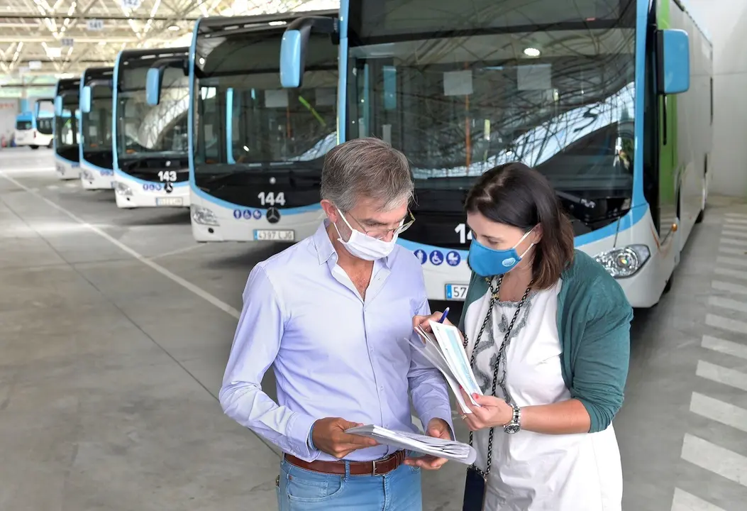 Gema Igual y C&eacute;sar D&iacute;az en la presentaci&oacute;n de los seis nuevos autobuses h&iacute;bridos del TUS