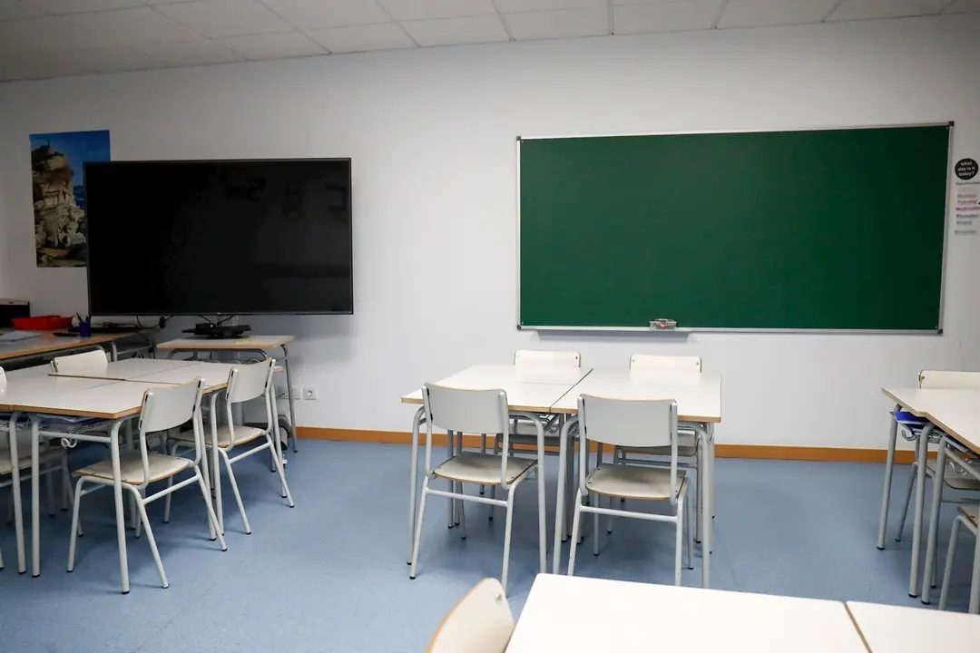 Sillas y mesas de un aula en el interior del Colegio Nobelis de Valdemoro, que debido a la pandemia del coronavirus tendr&aacute; que acondicionar sus aulas con medidas de distanciamiento e higiene para el nuevo curso escolar 2019-2020. En Valdemoro, Madrid (Esp