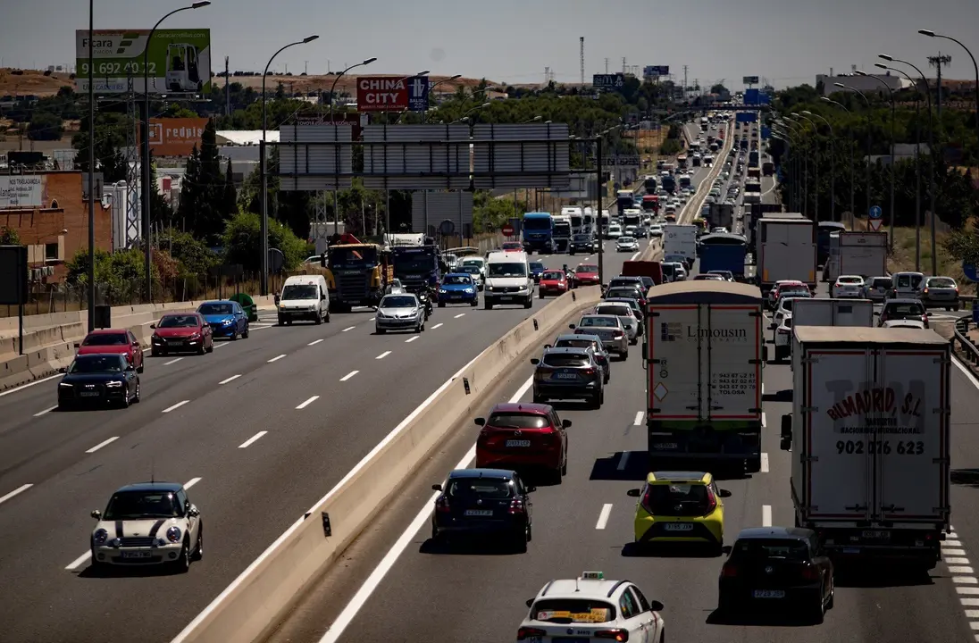Imagen de una carretera espa&ntilde;ola llena de veh&iacute;culos. 