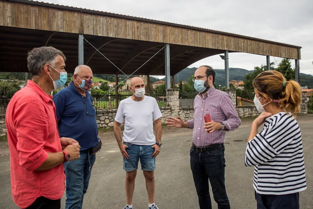 El concejal de Medio Ambiente y miembros de la Junta de Vi&eacute;rnoles