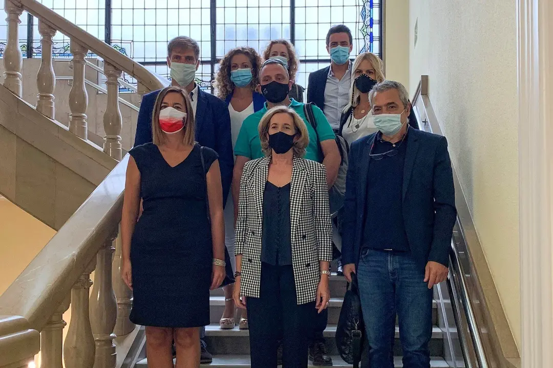 Consejera de Econom&iacute;a con secretaria de Estado de Econom&iacute;a, l&iacute;deres sindicales, delegada del Gobierno y representantes del PSOE c&aacute;ntabro en Madrid