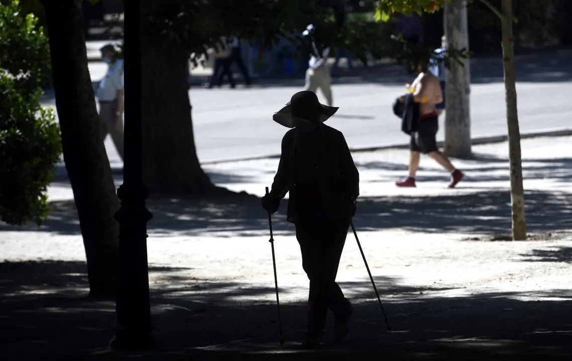 Una mujer camina con bastones en el Parque del Retiro en Madrid (Espa&ntilde;a), a 29 de junio de 2020.