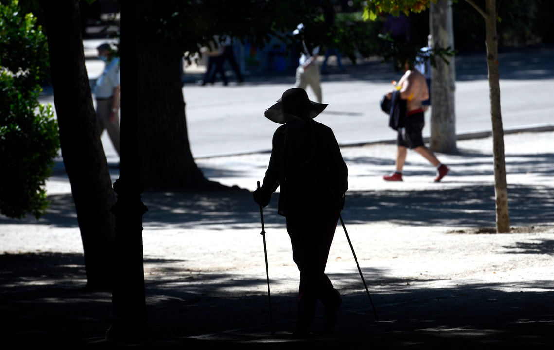 Una mujer camina con bastones en el Parque del Retiro en Madrid (España), a 29 de junio de 2020.