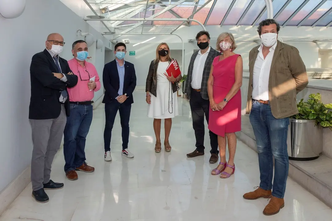 La consejera de Educaci&oacute;n, Marina Lomb&oacute;, con los integrantes de la Comisi&oacute;n de Educaci&oacute;n del Parlamento