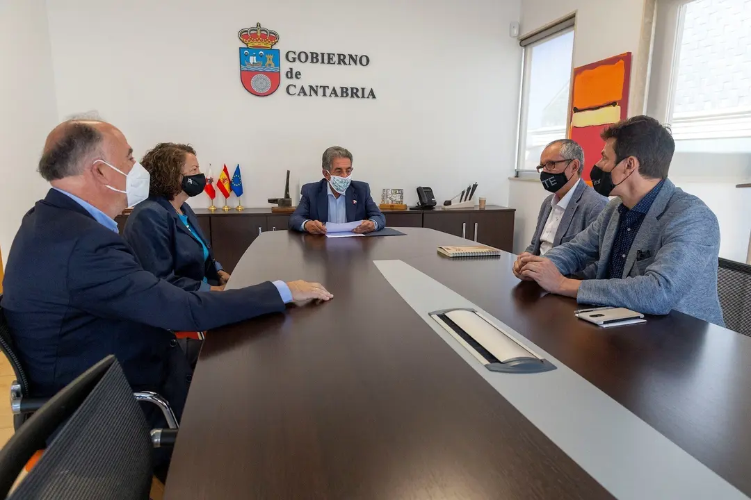 Revilla recibe a representantes de la productora ATM, que rodar&aacute; en Cantabria la pel&iacute;cula de Jes&uacute;s del Cerro 'Dos vacas y una burra'