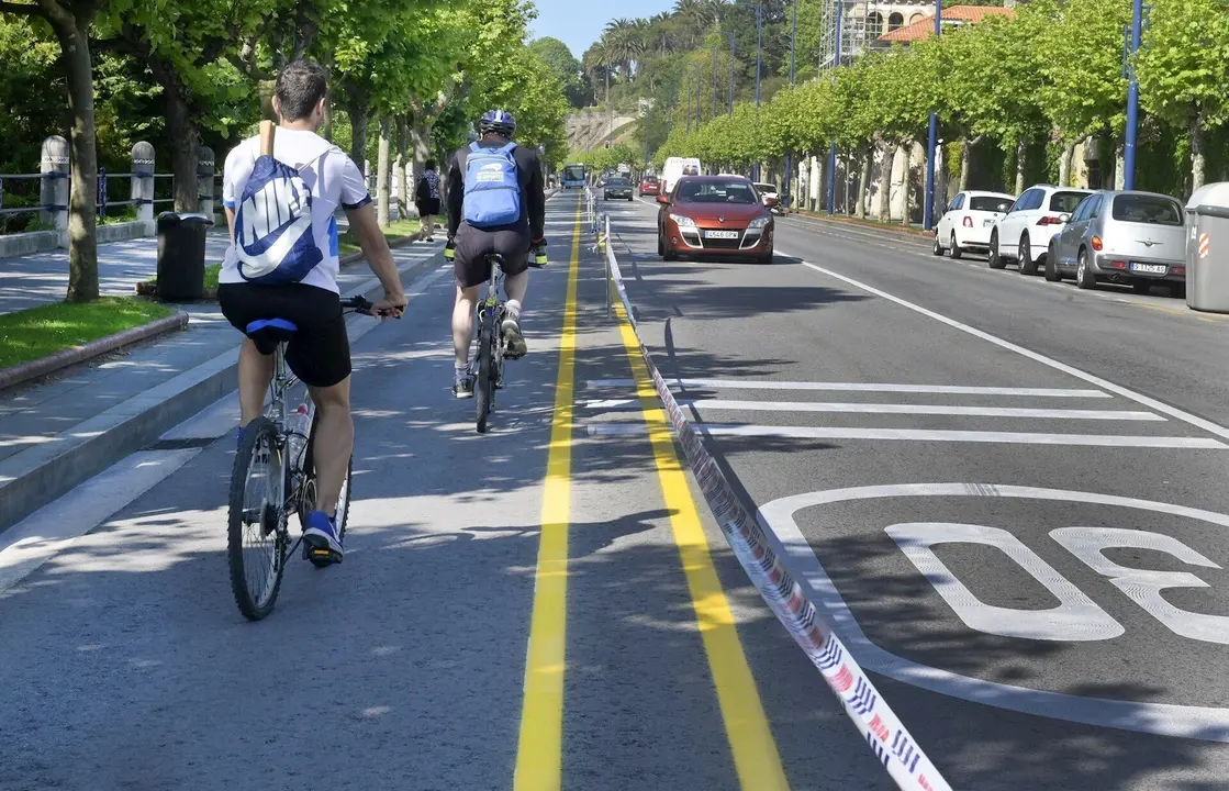 Nuevo carril bici en Reina Victoria que une el frente mar&iacute;timo con el Sardinero. Ciclistas. Bicis. Movilidad sostenible