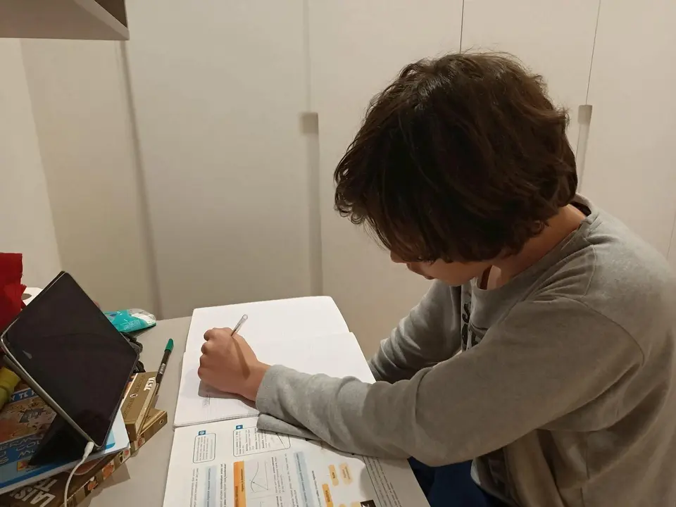 Un alumnos trabaja en casa con un ordenador durante el confinamiento por la pandemia