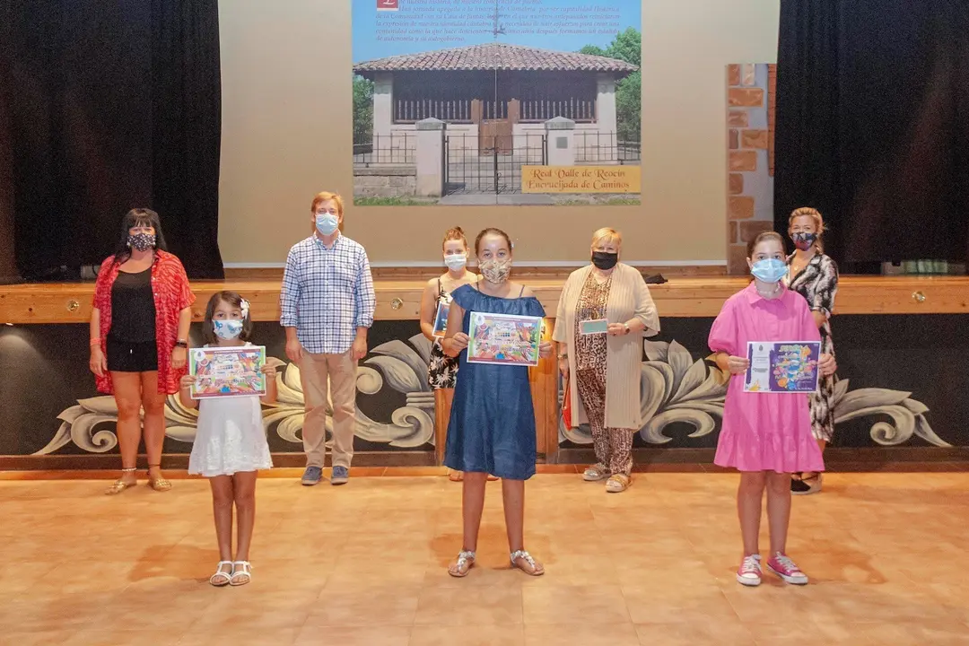 El alcalde, Pablo Diestro; la concejala de Cultura, Eva Cobo; y la responsable de la Oficina Juvenil, Belinda Iglesias, junto a los premiados en los concursos convocados durante el confinamiento