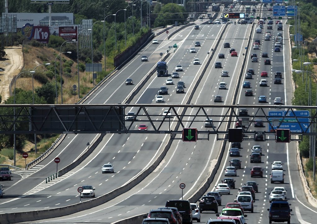 Tráfico de vehículos en la carretera A6 a su paso por el barrio de El Plantío, en Madrid (España), a 31 de julio de 2020