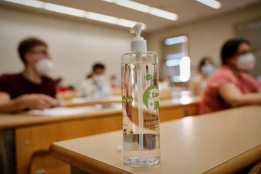 Gel desinfectante en un pupitre