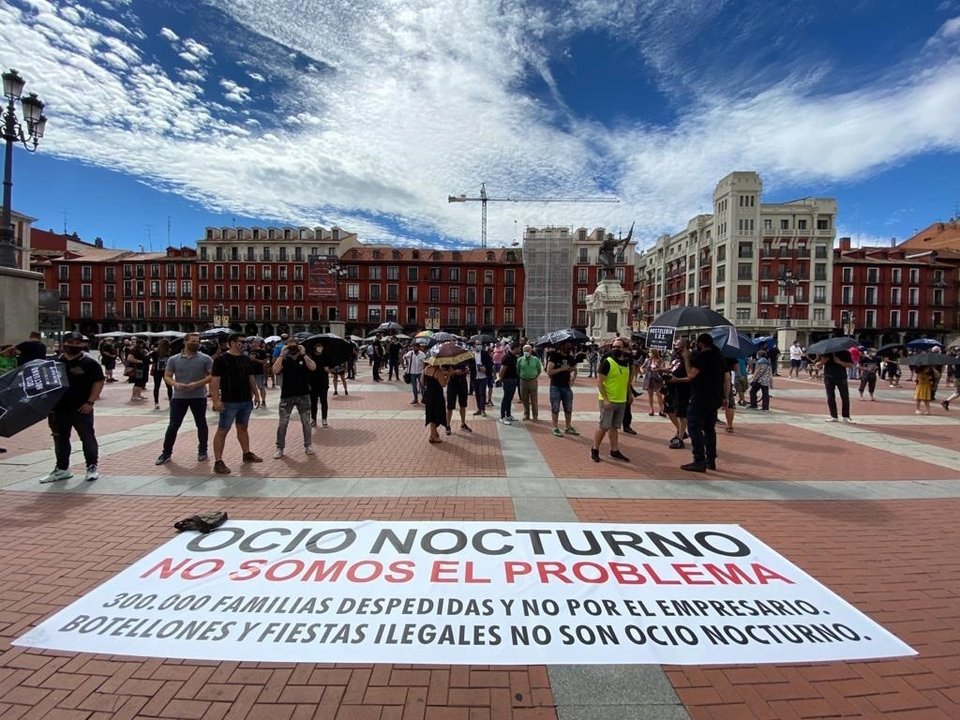 Hosteleros de Valladolid, convocados por la Asociación Más que Bares, reclaman ayudas para el sector antes las restricciones para frenar los contagios de COVID-19.