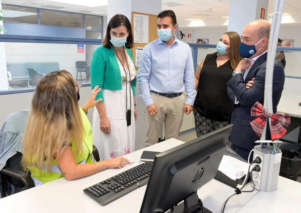 La alcaldesa de Santander visita el Centro de Emergencias Sociales