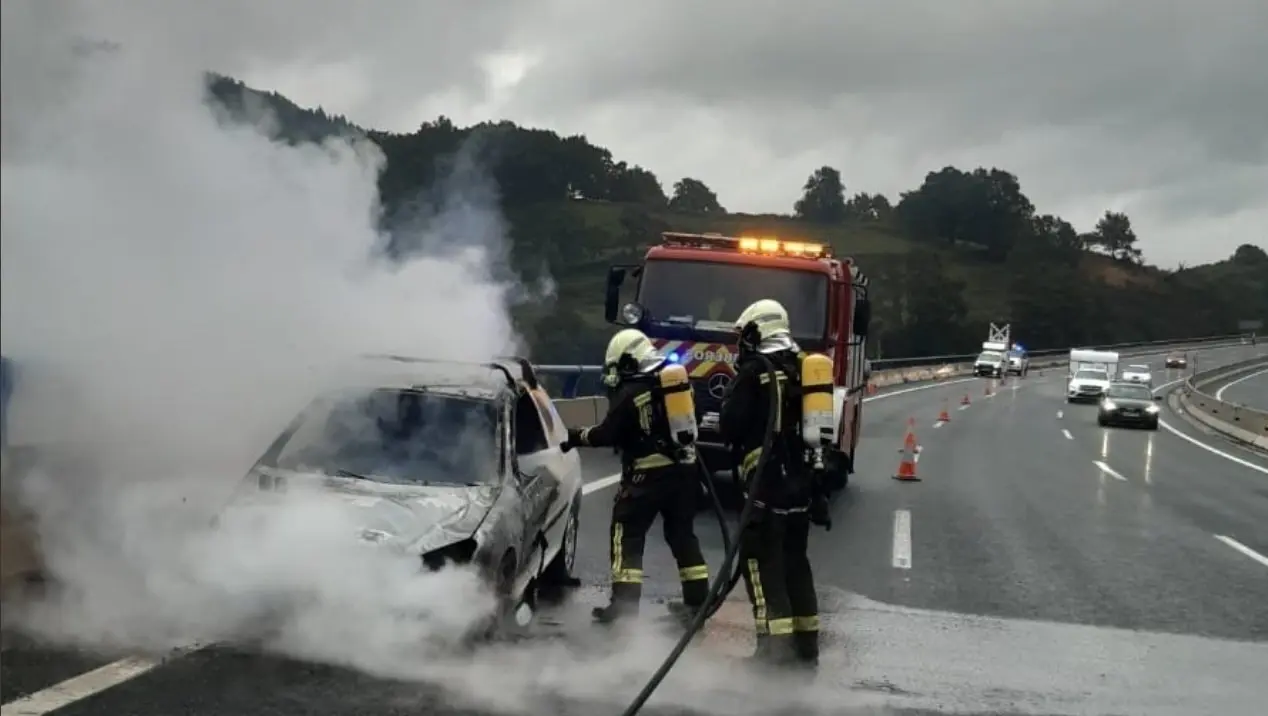 Incendio de un veh&iacute;culo