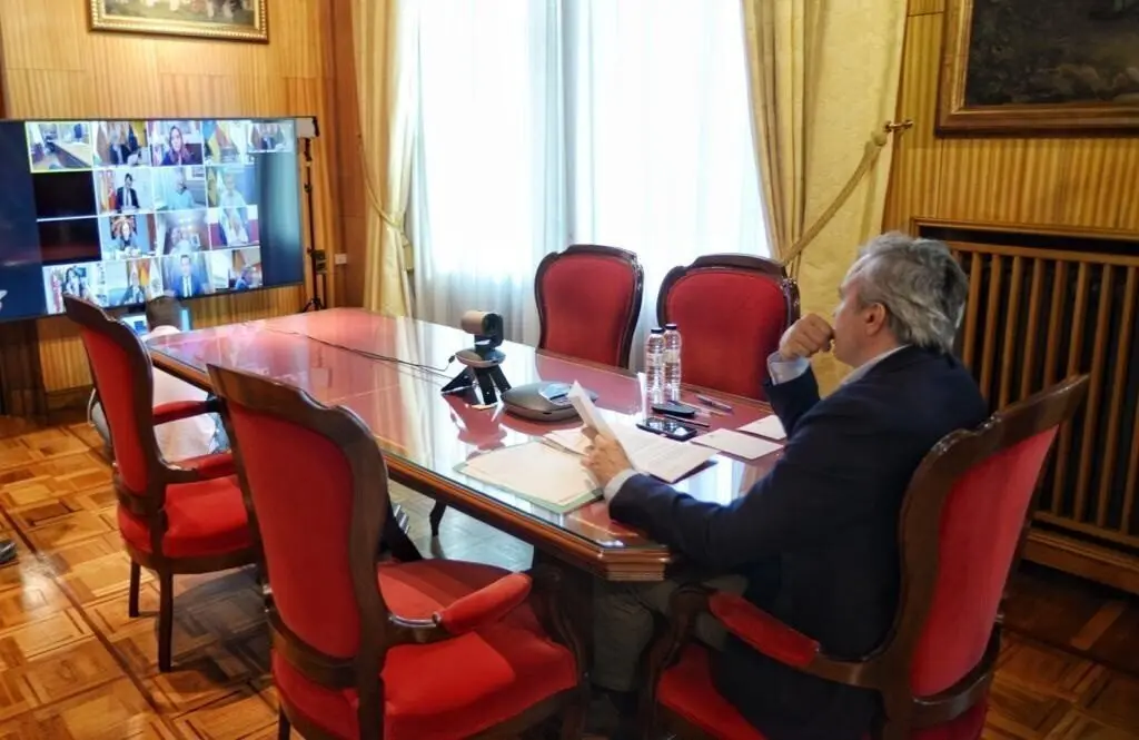 El alcalde de Zaragoza, Jorge Azc&oacute;n, en videoconferencia