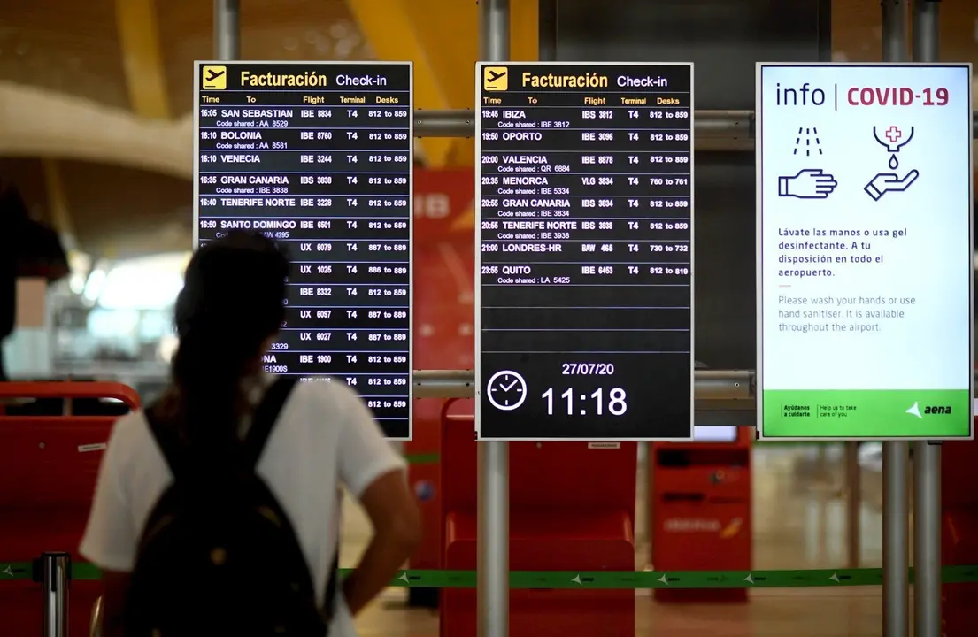 Un pasajero observa un panel de facturaci&oacute;n en la terminal T1 del Aeropuerto de Madrid-Barajas Adolfo Su&aacute;rez, en Madrid (Espa&ntilde;a).