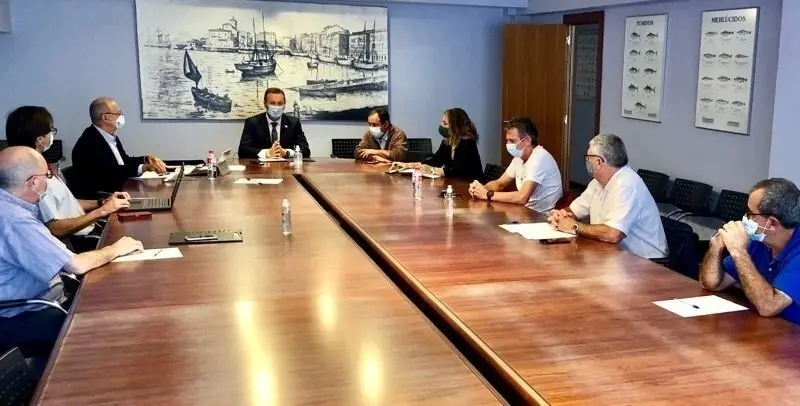 Reuni&oacute;n del consejero de Desarrollo Rural, Ganader&iacute;a, Pesca, Alimentaci&oacute;n y Medio Ambiente, Guillermo Blanco, con los representantes de la Federaci&oacute;n de las Cofrad&iacute;as de Pescadores de Cantabria