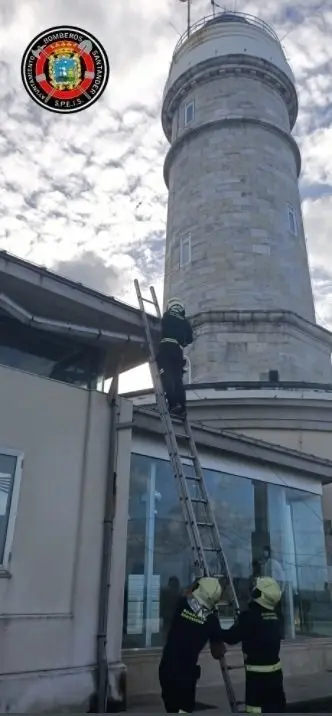 Bomberos retiran parte del canal&oacute;n con riesgo de ca&iacute;da del Faro de Cabo Mayor