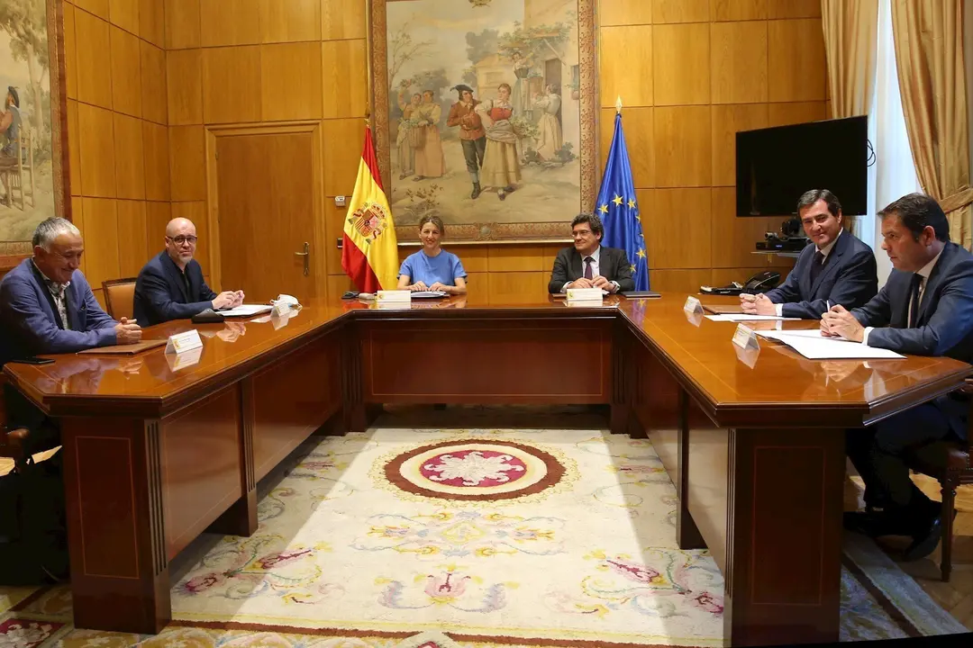 Los ministros de Trabajo y Seguridad Social, Yolanda D&iacute;az y Jos&eacute; Luis Escriv&aacute;, con los secretarios generales de CCOO (Unai Sordo)y UGT (Pepe &Aacute;lvarez) y con los presidente de CEOE (Antonio Garamendi) y Cepyme (Gerardo Cuerva) en una imagen de archivo
