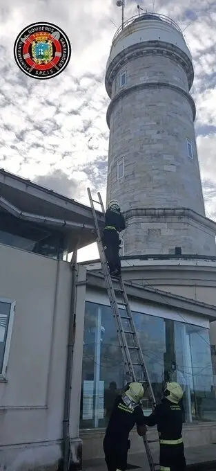 Bomberos retiran canal&oacute;n faro Cabo Mayor