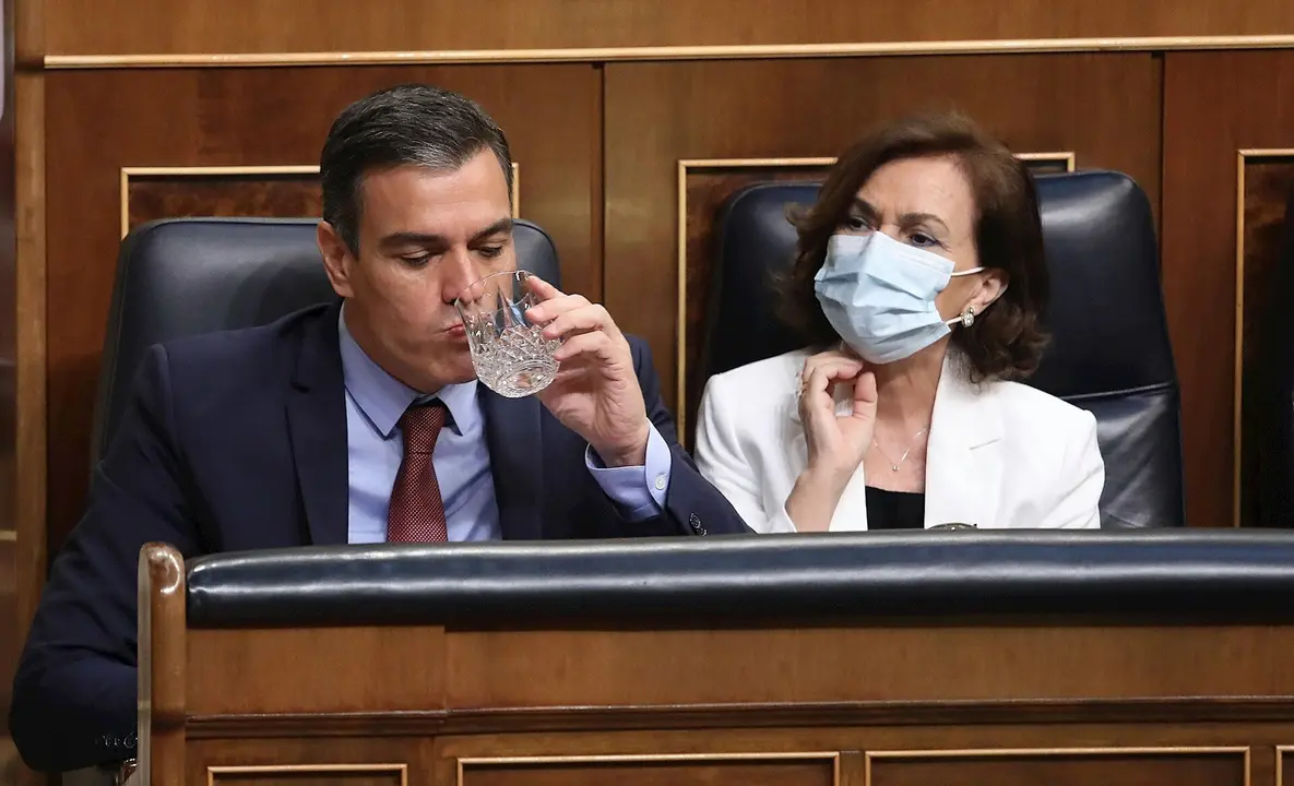 El presidente del Gobierno, Pedro S&aacute;nchez; y la vicepresidenta primera, Carmen Calvo, durante una sesi&oacute;n plenaria en el Congreso, en Madrid (Espa&ntilde;a), a 29 de julio de 2020. S&aacute;nchez comparece para dar detalles del fondo recuperaci&oacute;n postCovid acordado en e