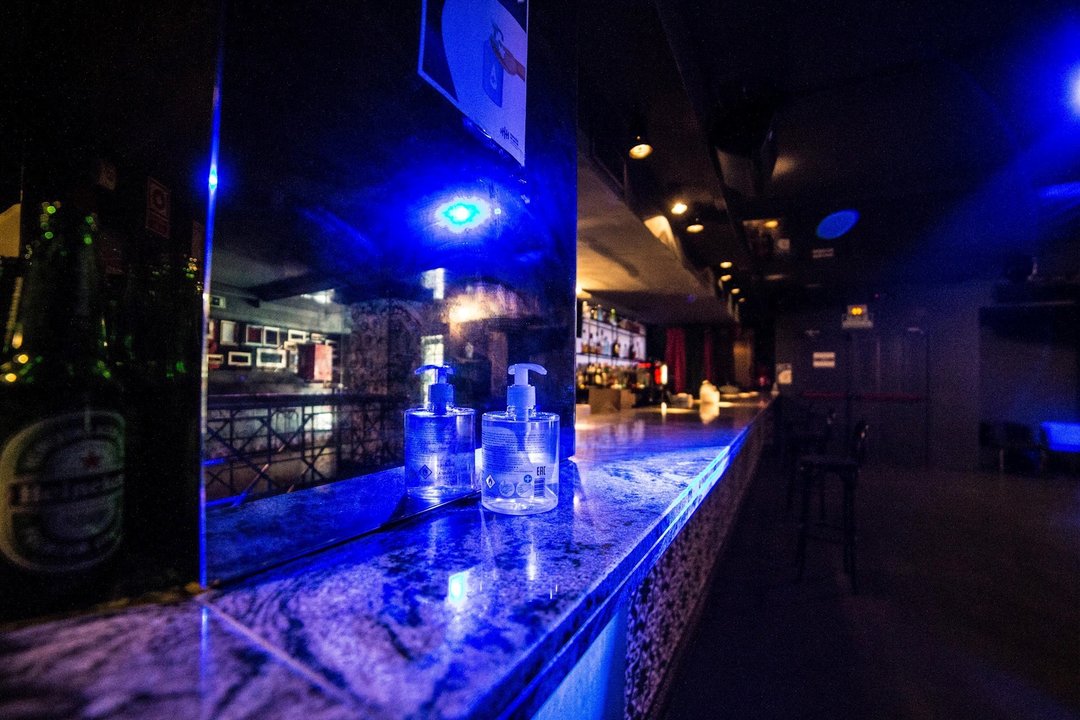 Gel desinfectante en una de las barras de una discoteca de Madrid