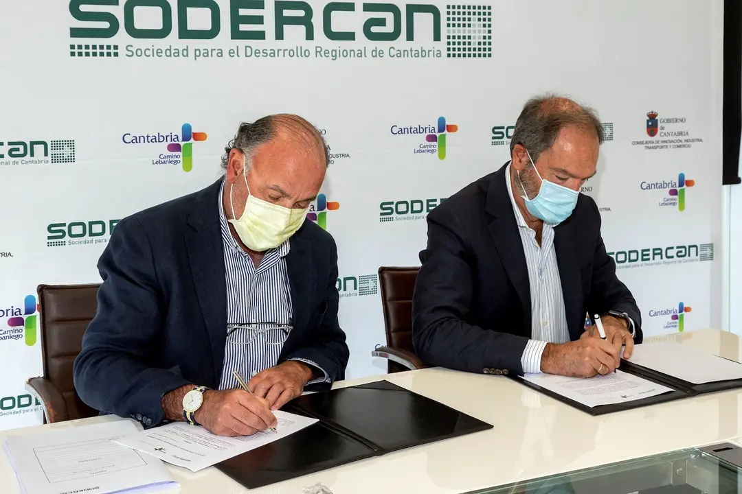 El director general de SODERCAN, Javier Carri&oacute;n y el presidente de la Asociaci&oacute;n "Mujer y Talento", Javier Gonz&aacute;lez Portilla