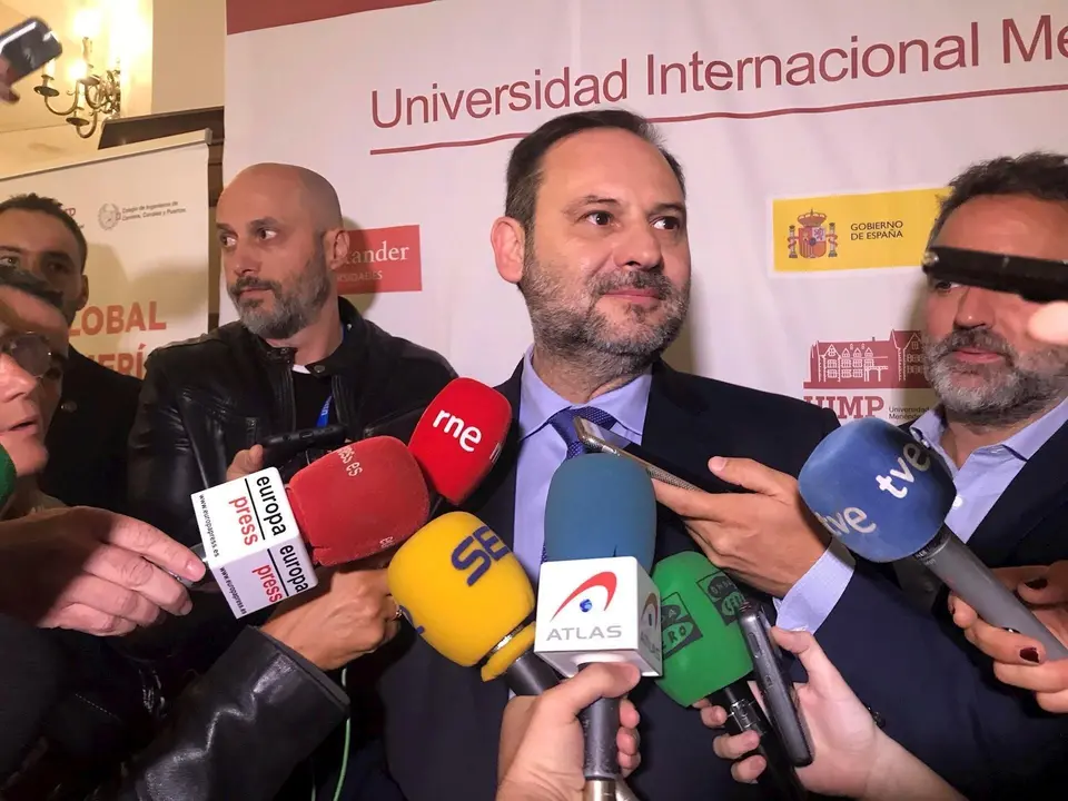 El ministro de Fomento, Jos&eacute; Luis &Aacute;balos, en la UIMP