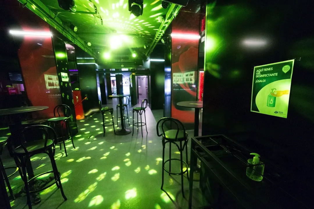 Sillas en la pista de baile de una discoteca de Madrid, en Madrid (Espa&ntilde;a), a 3 de julio de 2020.