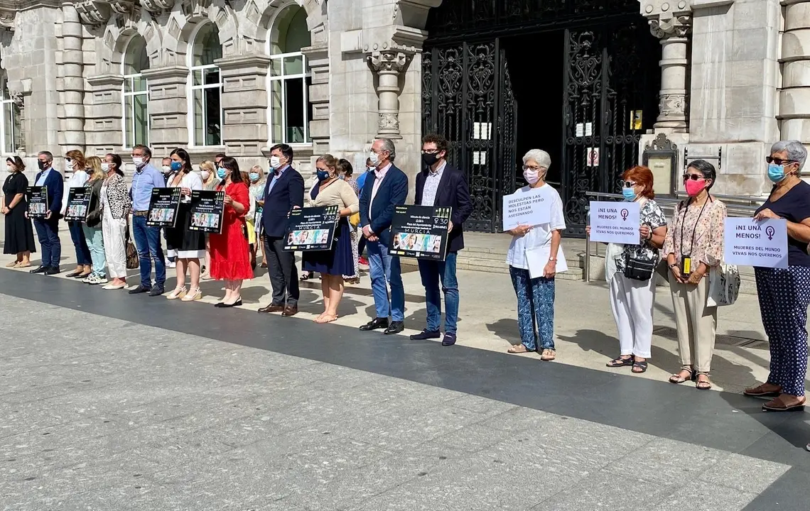 Minuto de silencio por la mujer asesinada en Murcia