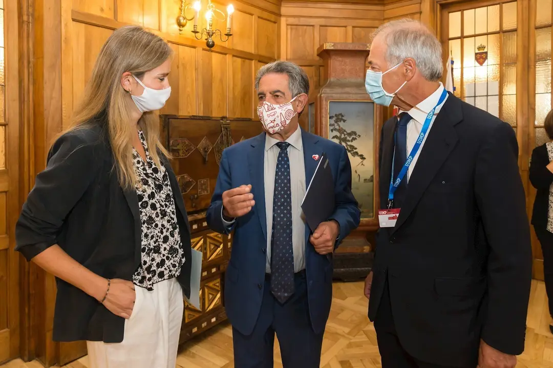 La secretaria de Estado de Energ&iacute;a, Sara Aaegesen; el presidente de Cantabria, Miguel &Aacute;ngel Revilla (c); y el presidente de Viesgo, Miguel Anto&ntilde;anzas, en la UIMP