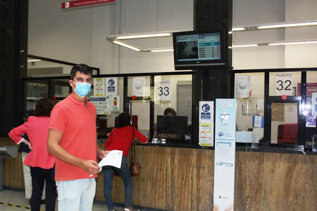 El portavoz del PSOE Santander, Daniel Fern&aacute;ndez, en el registro municipal
