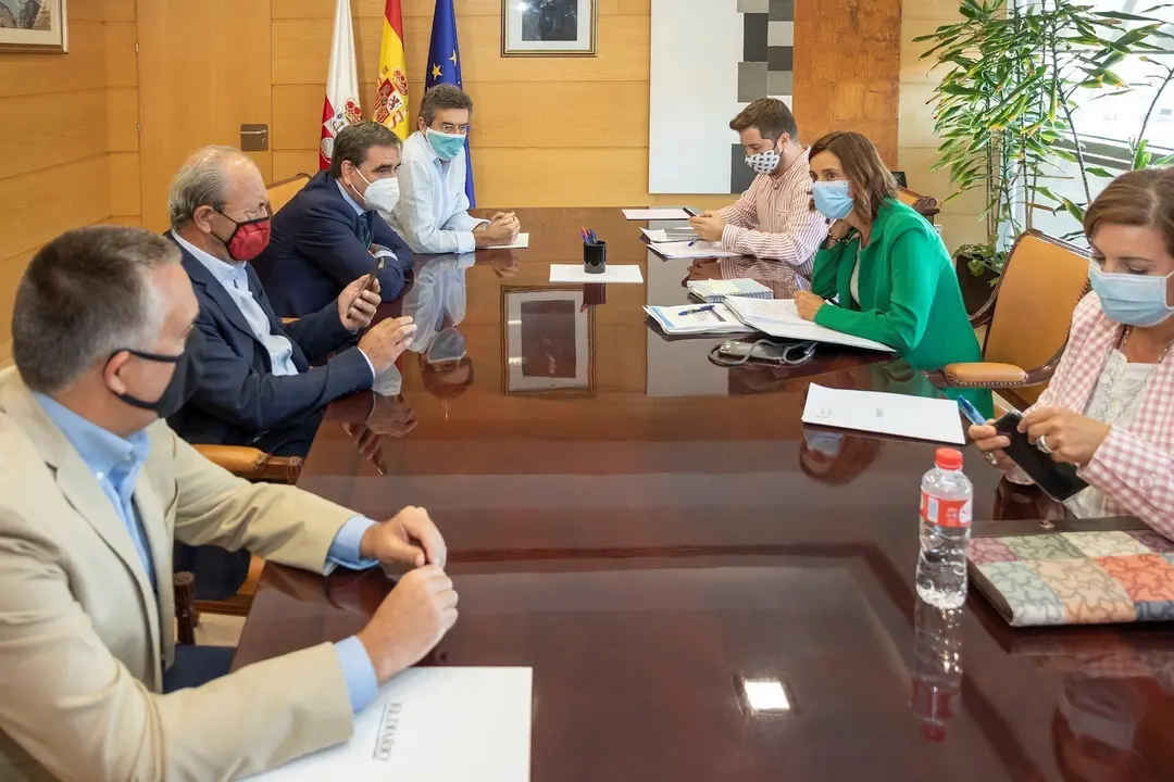 La consejera de Presidencia, Paula Fern&aacute;ndez, con miembros de la Plataforma Territorial Rural Inteligente