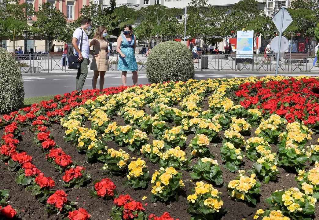 La rotonda de Puertochico lucir&aacute; la bandera de Espa&ntilde;a con flores rojas y amarillas hasta que llegue el nuevo m&aacute;stil