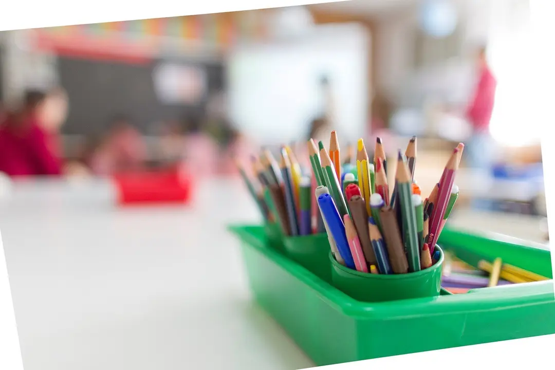 Imagen de l&aacute;pices utilizados en un aula.