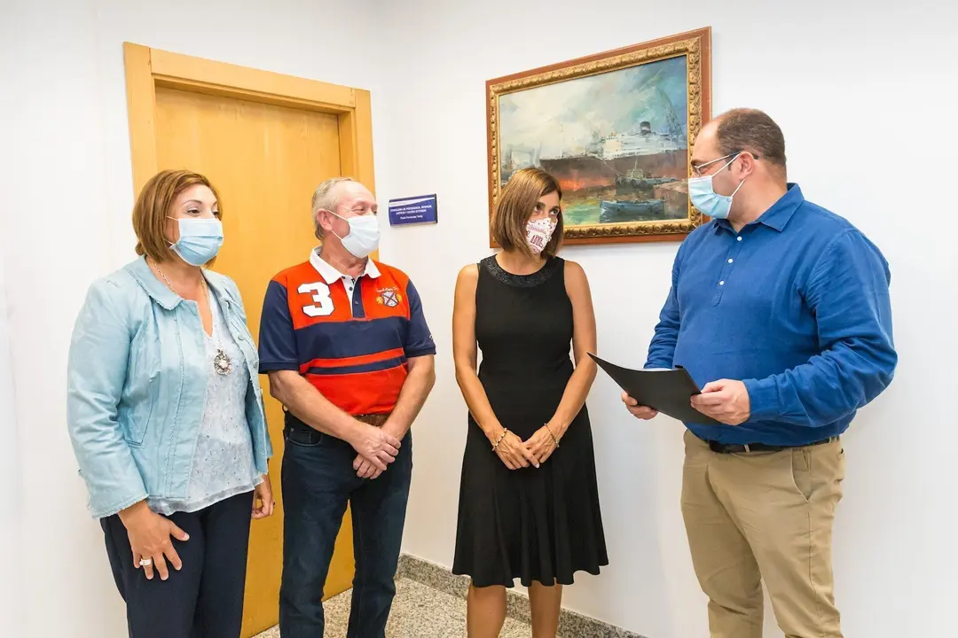 La consejera de Presidencia, Paula Fern&aacute;ndez, con el alcalde de Villafufre