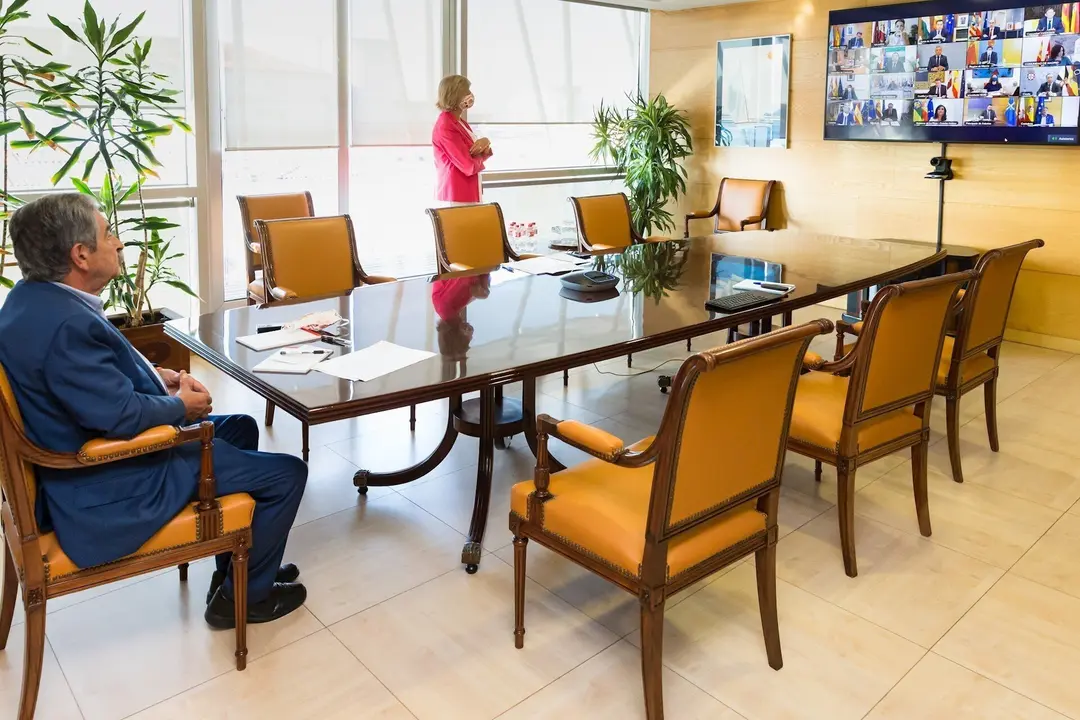 El presidente de Cantabria, Miguel &Aacute;ngel Revilla, siguiendo la Conferencia de Presidentes telem&aacute;tica