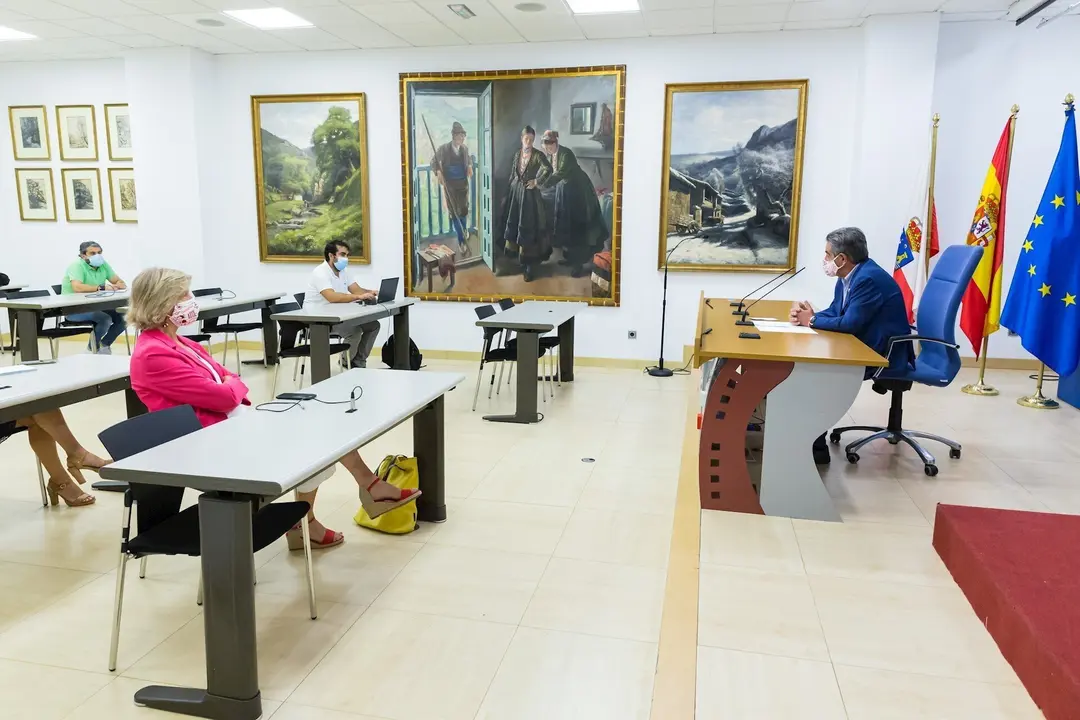El presidente de Cantabria, Miguel &Aacute;ngel Revilla, con la consejera de Educaci&oacute;n, Marina Lomb&oacute;