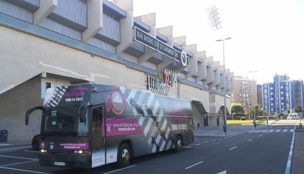 El autobús de la campaña “El mieloma múltiple toma la calle” en Santander