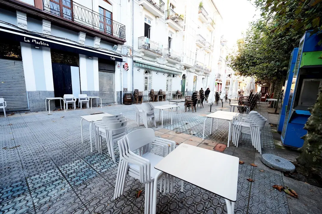 Terrazas recogidas durante el primer d&iacute;a de confinamiento relativo en el municipio de Santo&ntilde;a, Cantabria (Espa&ntilde;a), a 3 de septiembre de 2020. Ante la evoluci&oacute;n epidemiol&oacute;gica del coronavirus en la localidad c&aacute;ntabra la Consejer&iacute;a de Sanidad determin&oacute; de f